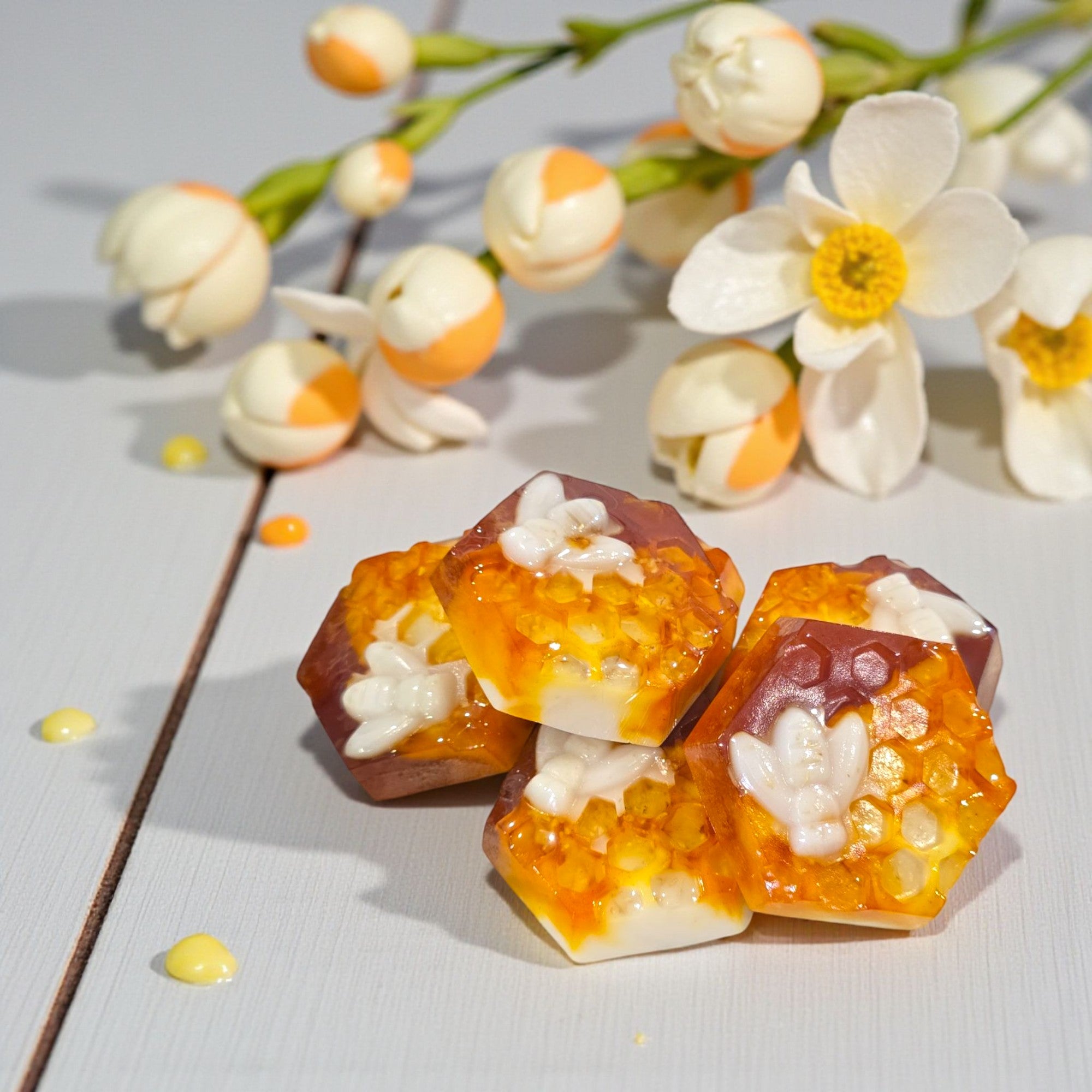 Golden Hives – Oats, Turmeric & Honey Soap