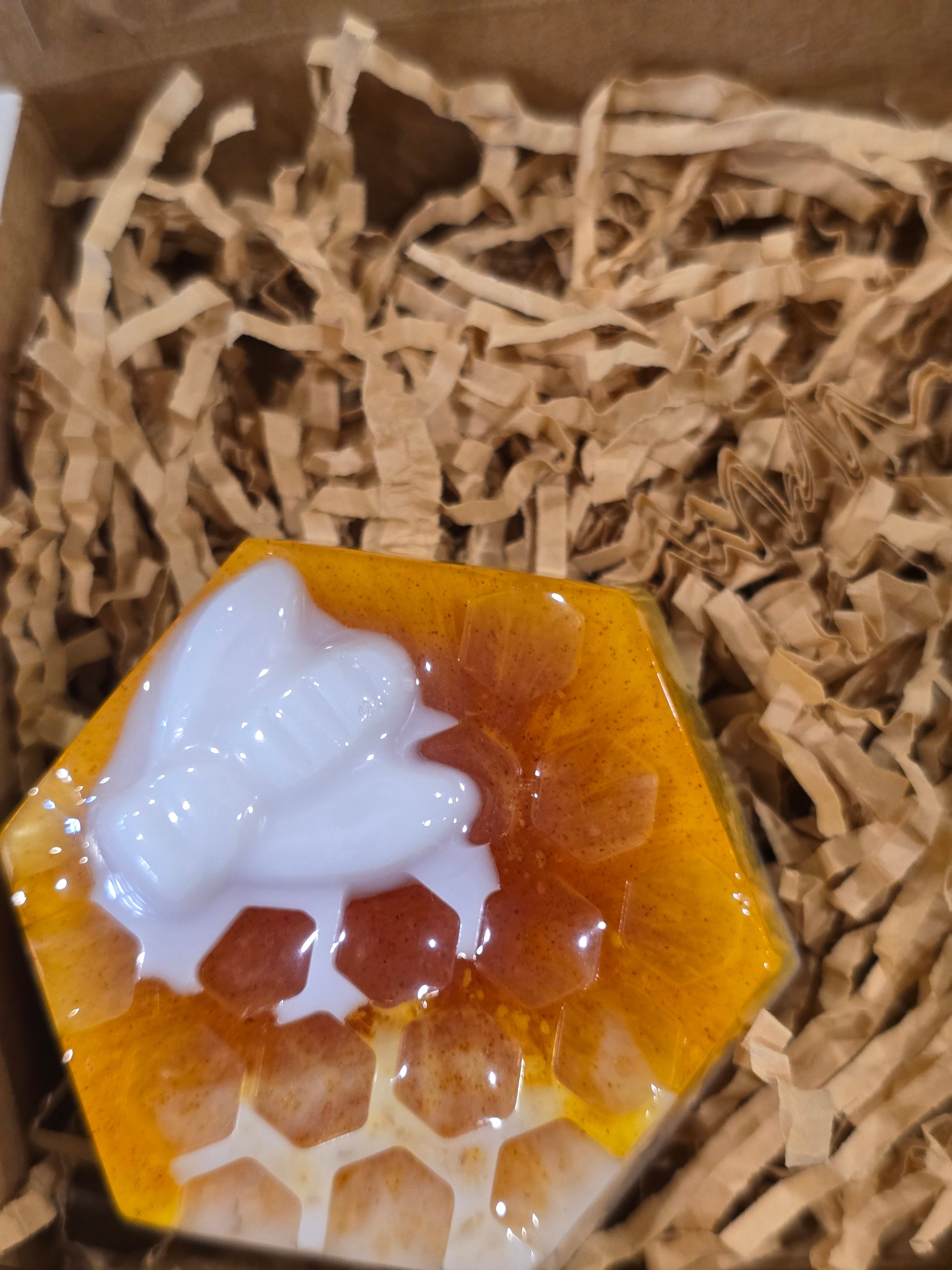 Golden Hives – Oats, Turmeric & Honey Soap
